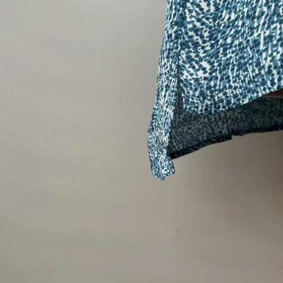 Vince Blouse Size Medium Silk Blue V Neck Popover Relaxed Fit Top Sleeveless - Picture 5 of 7